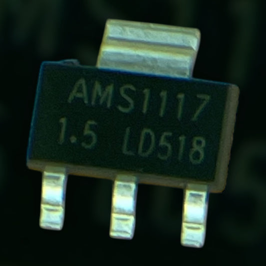 AMS1117-1.5 est un régulateur de tension fixe 1,5 V fixe